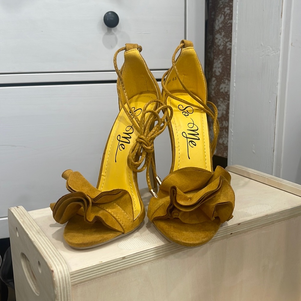 High heel yellow shoes